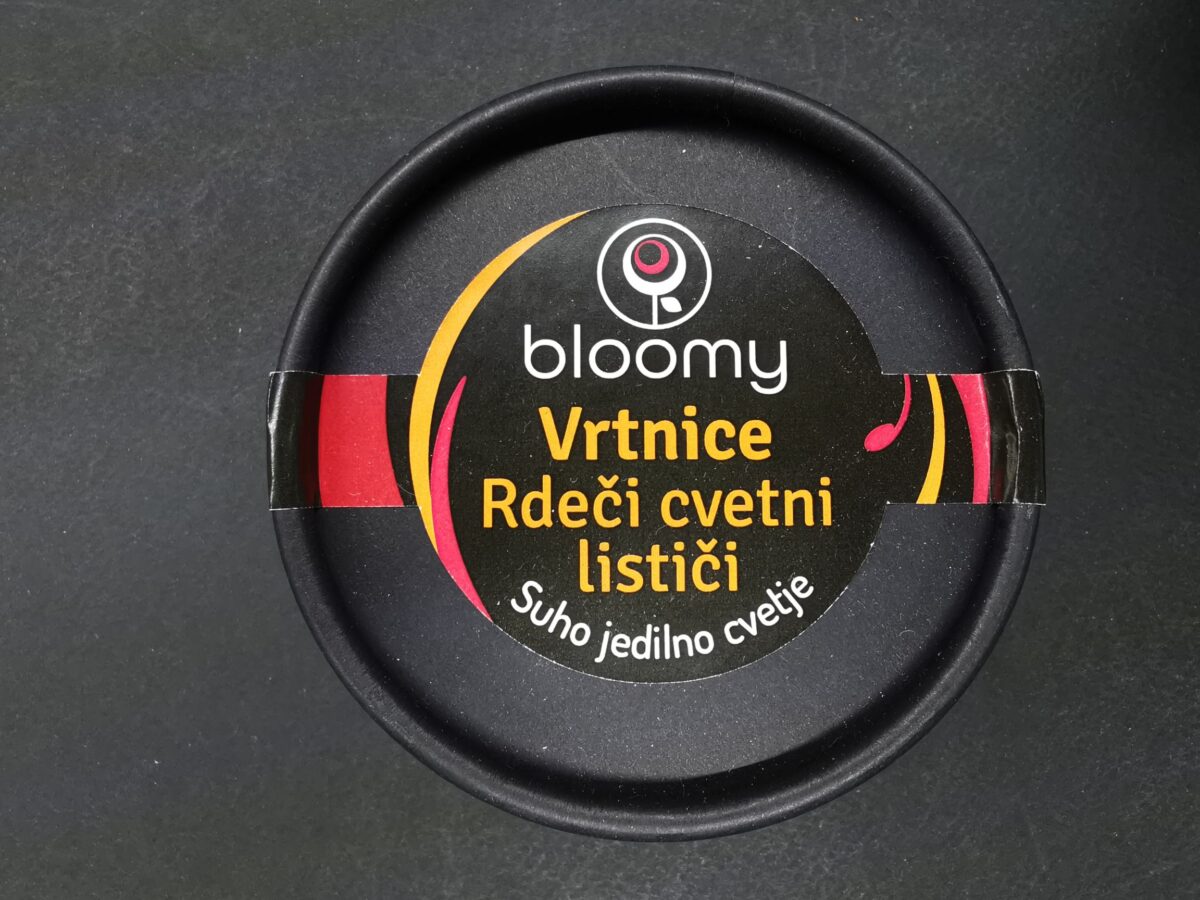 bloomy_vrtnice_rdeči_cvetni_lističi